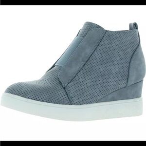 Journee Collection Womens Clara Casual and Fashion shoes Size 6.5